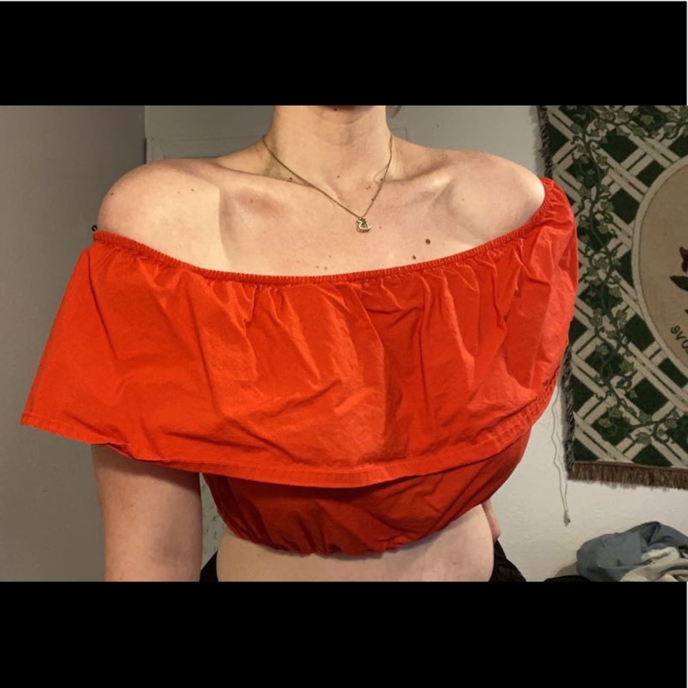 Cropped RED shoulder shirt.